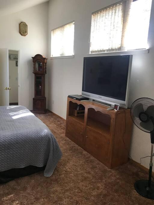 Cheerful 2-Bedroom Cottage Near Eagle Lake スーザンビル エクステリア 写真