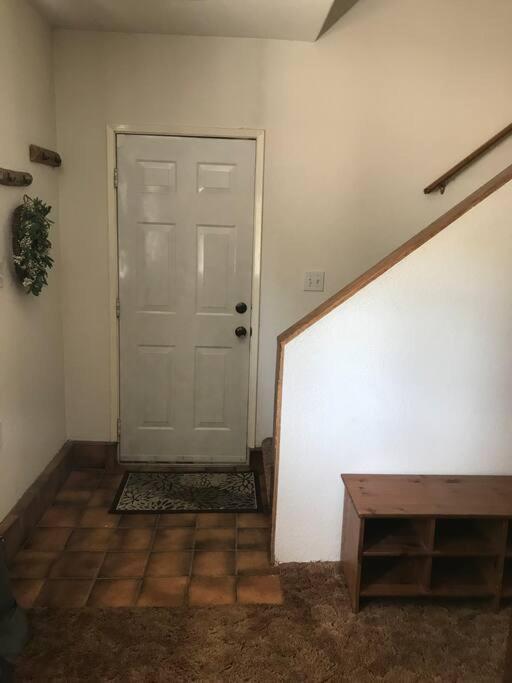 Cheerful 2-Bedroom Cottage Near Eagle Lake スーザンビル エクステリア 写真